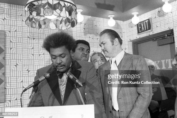 Promoter Don King addresses the media during a press conference on February 11, 1975 in Cleveland, Ohio to introduce the opponents for the upcoming...