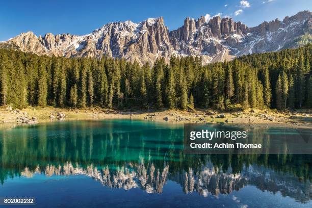 dolomite alps, lago carezza, south tyrol, italy, europe - lago de carezza fotografías e imágenes de stock