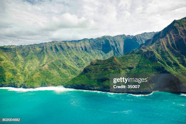 acantilados y el verde valle kauai, las islas hawai - na pali fotografías e imágenes de stock