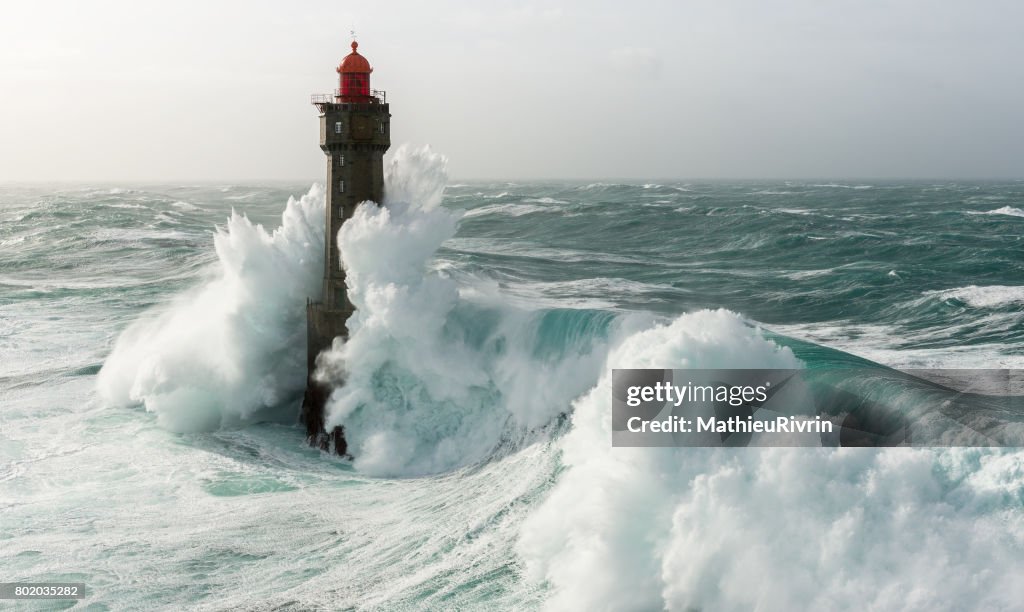 Begining of an amazing wave on la Jument Lighthouse