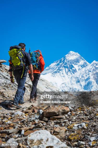 mountaineers hiking along trail below mt everest summit himalayas nepal - gokyo valley stock pictures, royalty-free photos & images