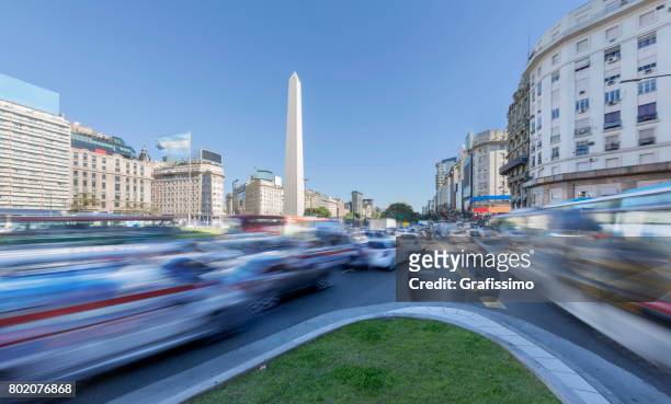 argentinien buenos aires center mit obelisco während der rush hour - obelisk stock-fotos und bilder