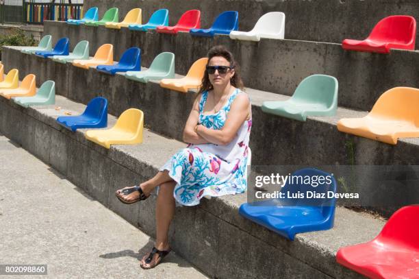 chairs of multicolored - stadion sitze stock-fotos und bilder