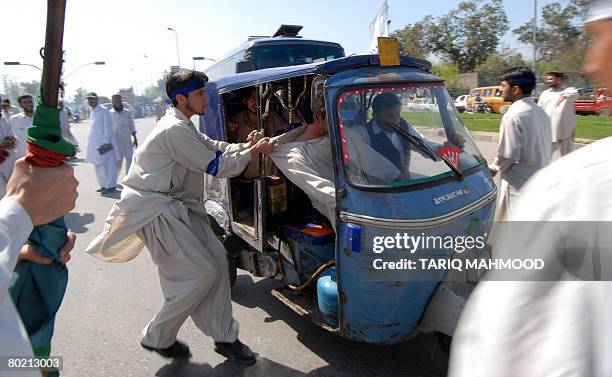Pakistan Rafiullah Driver 182 E Rickshaw Drivers Stock Photos, High-Res Pictures, and Images ...