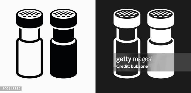 ilustrações, clipart, desenhos animados e ícones de sal e pimenta shaker ícone em preto e branco vector backgrounds - pimenta do reino