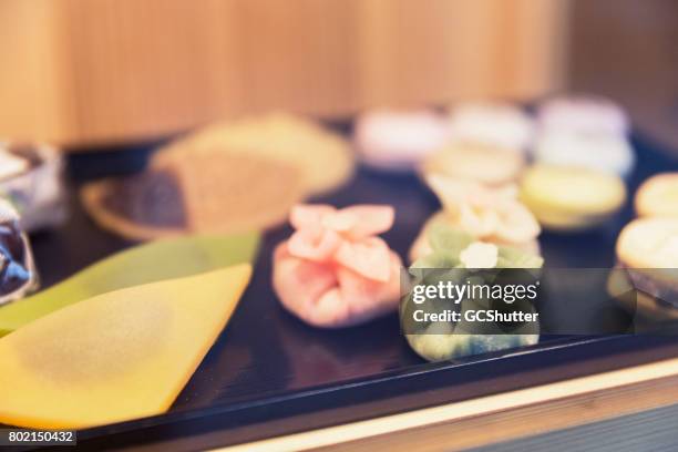 traditionele japanse snoep - daifuku mochi stockfoto's en -beelden