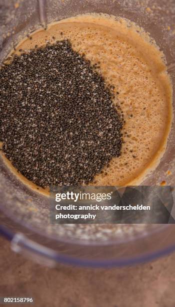 chia seeds in container of blender. - mucilage 個照片及圖片檔