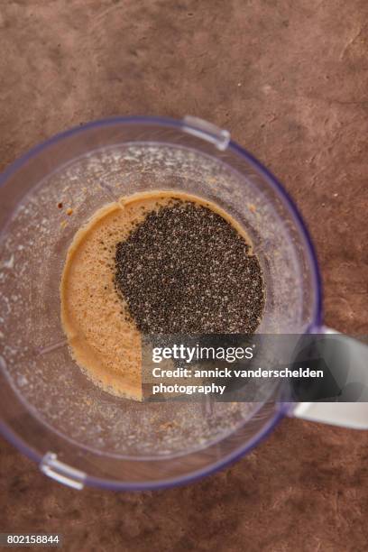 chia seeds in container of blender. - mucilage 個照片及圖片檔