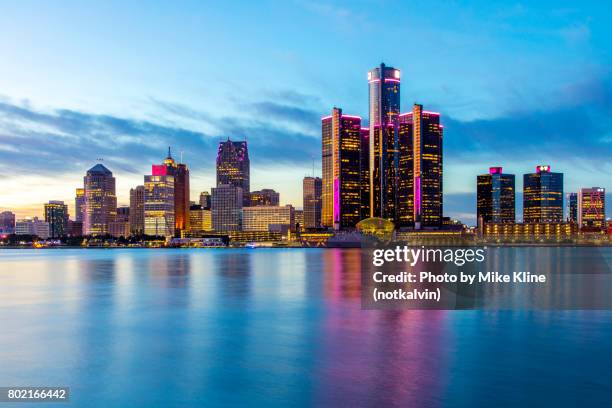 detroit in pink - detroit river fotografías e imágenes de stock