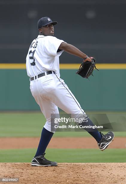 Dontrelle Willis of the Detroit Tigers pitches during the spring training game against the Atlanta Braves at Joker Marchant Stadium in Lakeland,...