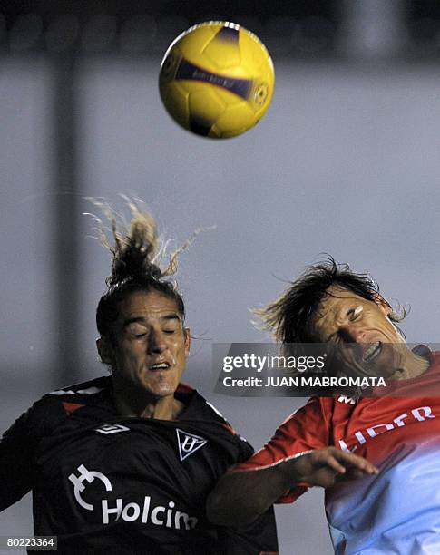 Argentina's Arsenal forward Jose Calderon goes for a header with Ecuadorean Liga Deportiva Universitaria de Quito's defender Norberto Araujo during...