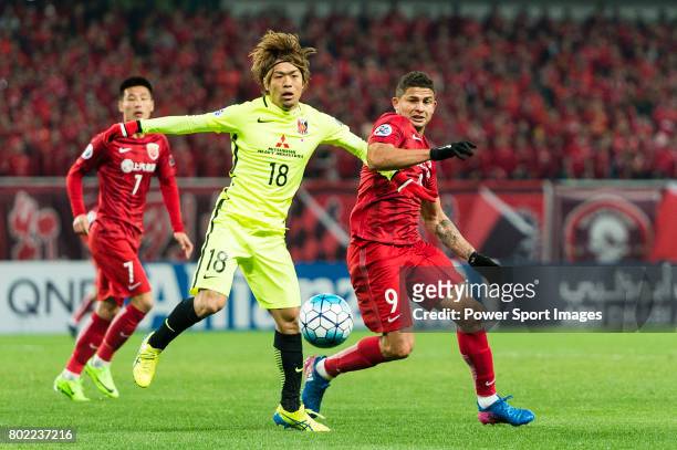 Shanghai FC Forward Elkeson De Oliveira Cardoso fights for the ball with Urawa Reds Midfielder Komai Yoshiaki during the AFC Champions League 2017...
