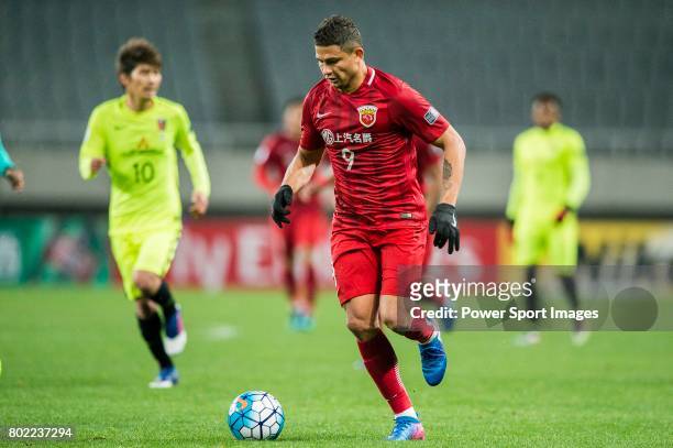 Shanghai FC Forward Elkeson De Oliveira Cardoso in action during the AFC Champions League 2017 Group F match between Shanghai SIPG FC vs Urawa Red...
