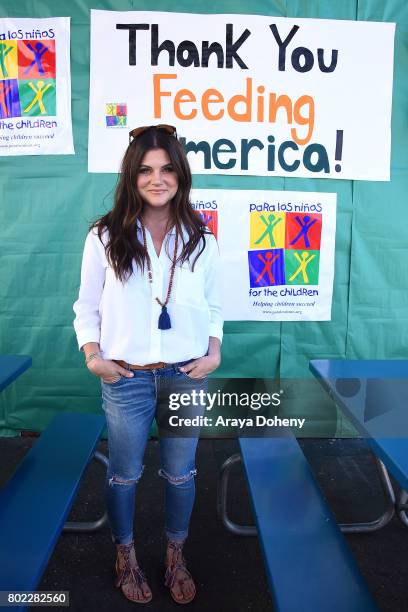 Tiffani Thiessen volunteers at Feeding America's Summer Hunger Awareness event At Para Los Ninos in Los Angeles on June 27, 2017 in Los Angeles,...