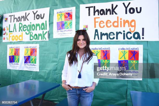 Tiffani Thiessen volunteers at Feeding America's Summer Hunger Awareness event At Para Los Ninos in Los Angeles on June 27, 2017 in Los Angeles,...