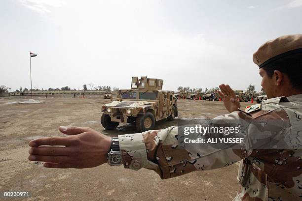 Humvee Obstacle Course 24 Iraqi Army Receive Humvee Vehicles Training Stock Photos, High-Res ...