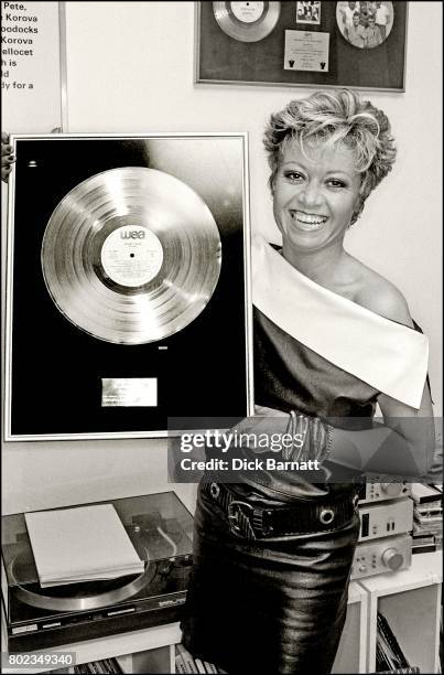 Elaine Page poses with a gold disc, London 1985.