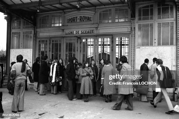 Voyageurs bloqués devant une station du RER pendant une panne d'électricité dûe à un incident technique dans le réseau EDF le 19 décembre 1978 à...