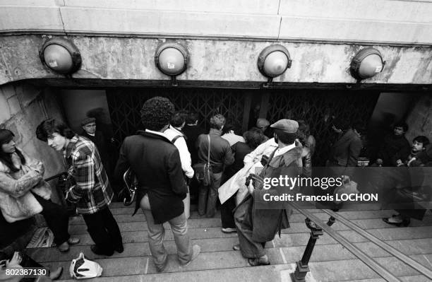 Bouche de métro surchargée de voyageurs à la suite d'une panne d'électricité dûe à un incident technique dans le réseau EDF le 19 décembre 1978 à...