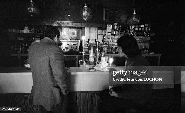 Eclairage à la bougie dans un café suite à une panne d'électricité dûe à un incident technique dans le réseau EDF le 19 décembre 1978 à Paris, France.