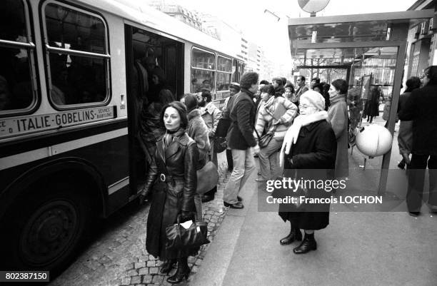 Réseau de bus de la RATP surchargé pendant une panne d'électricité dûe à un incident technique dans le réseau EDF le 19 décembre 1978 à Paris, France.