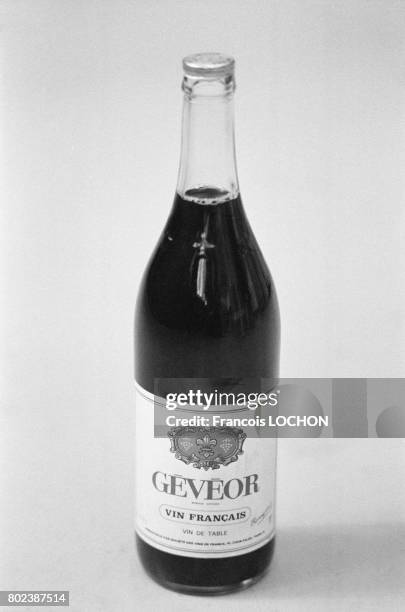 Bouteille de vin rouge 'Gévéor' en mars 1979 en France.