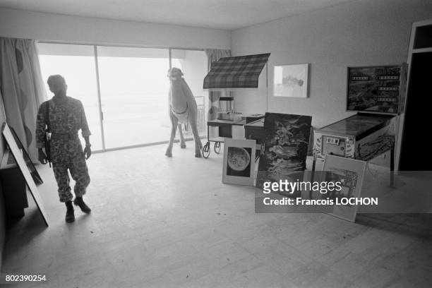 Flipper dans une salle de jeu et policier sur lîle luxueuse de Kish, paradis des milliardaires, après le départ du shah d'Iran en juillet 1979 en...