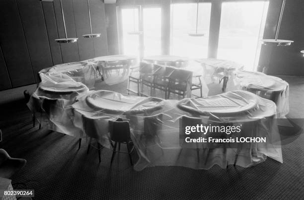 Tables de jeux du casino sur lîle luxueuse de Kish, après le départ du shah d'Iran en juillet 1979 en Iran.