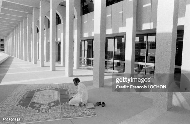 Homme en prière sur lîle luxueuse de Kish, paradis des milliardaires, après le départ du shah d'Iran en juillet 1979 en Iran.