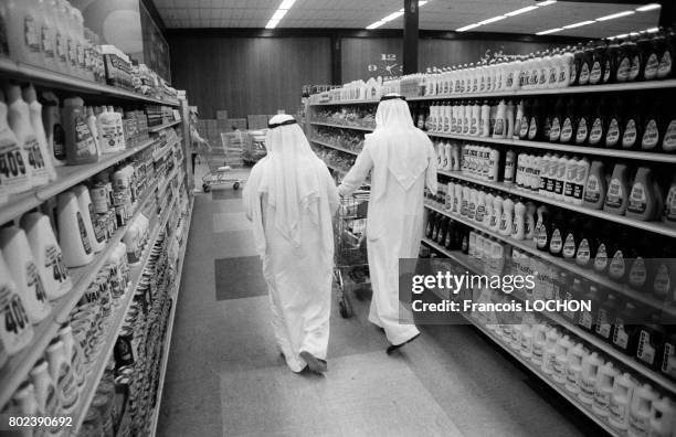 Clients dans un supermarché en mars 1980 à Dammam, Arabie Saoudite.