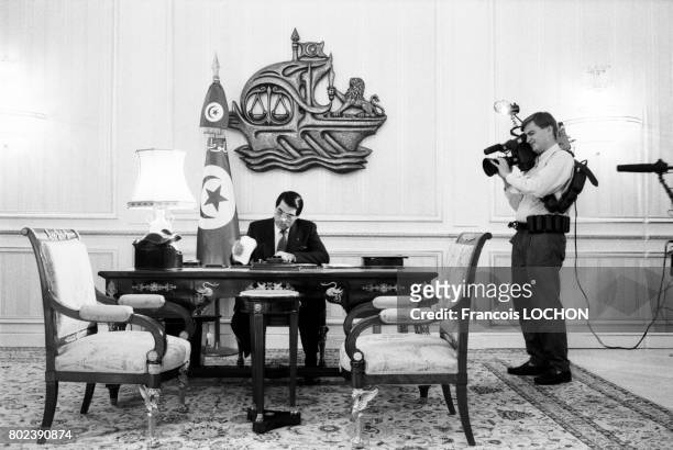 Le président tunisien Zine el-Abidine Ben Ali filmé par un caméraman de la télévision française au palais présidentiel de Carthage le 6 septembre...