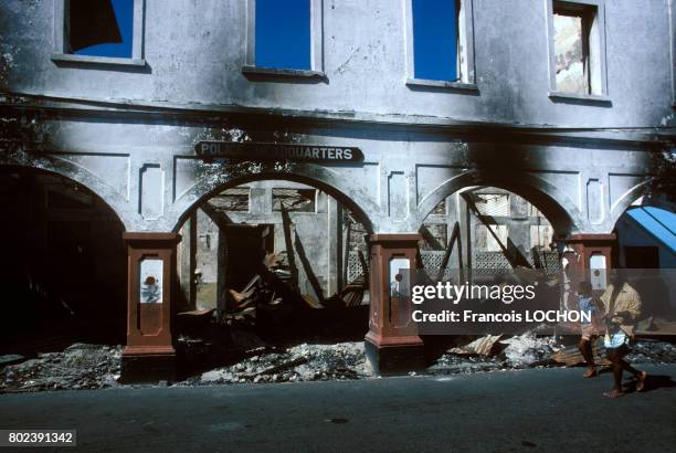 Bâtiments détruits par les combats lors de l'invasion de l'île de Grenade aux Antilles par la coalition américaine en novembre 1983 à Grenade.