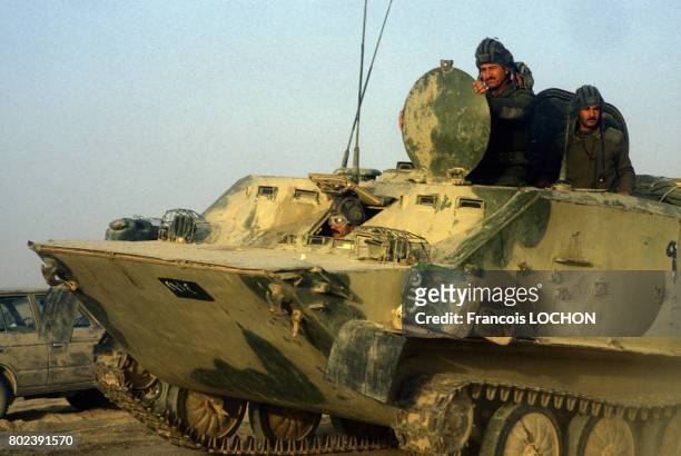 Soldats lors de combats dans le désert pendant le conflit entre l'Iran et l'Irak le 3 mars 1984 en Irak.