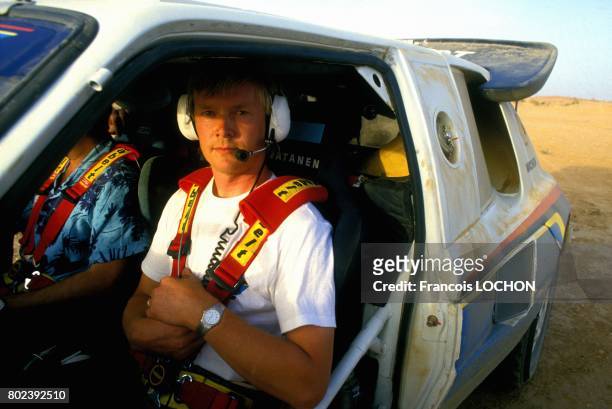 Ari Vatanen, pilote de rallye finlandais, lors de l'essai de la Peugeot 205 Turbo 16 pour le rallye Paris-Dakar le 9 octobre 1986 au Niger.