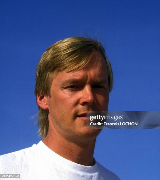 Ari Vatanen, pilote de rallye finlandais, lors de l'essai de la Peugeot 205 Turbo 16 pour le rallye Paris-Dakar le 9 octobre 1986 au Niger.