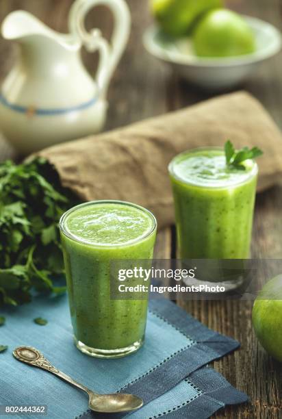 grön smoothie frisk drink i facetterade glas på träbord. - smoothie bildbanksfoton och bilder
