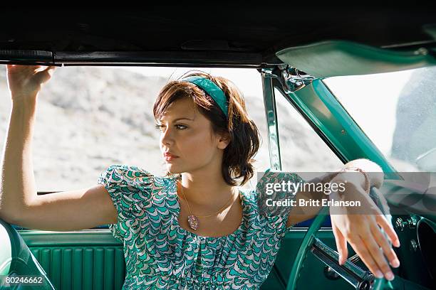 woman in car. - 馬賽族 個照片及圖片檔