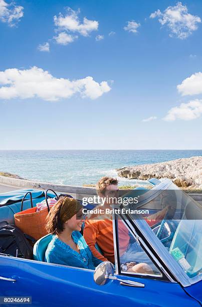 man and woman in car by sea. - 馬賽族 個照片及圖片檔