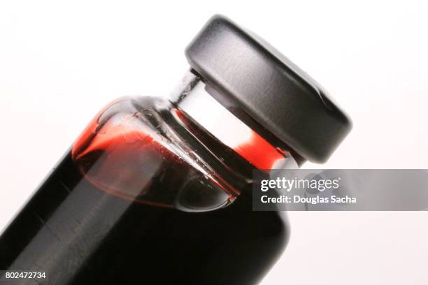 close-up of a clear container of human blood - testbild stock-fotos und bilder