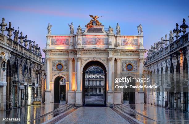 the arc héré ("héré arch") at the place stanislas ("stanislas square") in the early morning - meurthe et moselle stockfoto's en -beelden