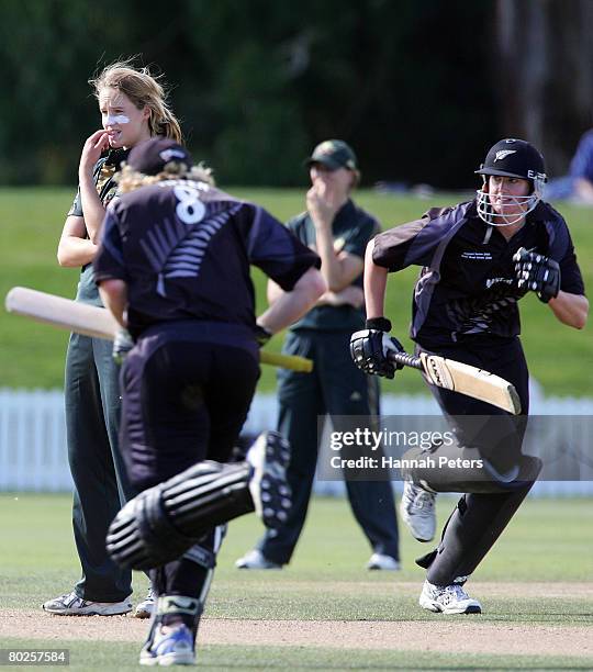 Ellyse Perry of Australia looks on as Haidee Tiffen and Nicola Browne of New Zealand run between the wickets during the fourth Rose Bowl Series One...