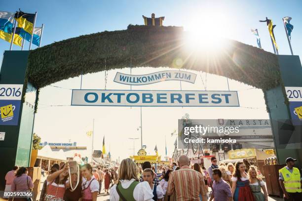 haupttor zum oktoberfest messegelände in münchen, 2016 - entrance sign stock-fotos und bilder