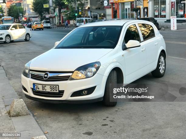 blanco opel corsa en la calle - opel corsa fotografías e imágenes de stock