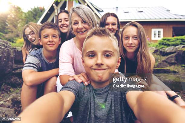 enkel nehmen selfie von seiner großmutter und cousins - cousins stock-fotos und bilder