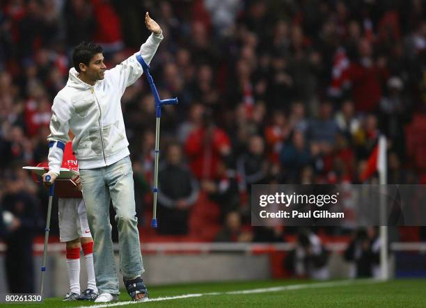 Eduardo da Silva of Arsenal is applauded by the crowd ahead of the Barclays Premier League match between Arsenal and Middlesbrough held at the...