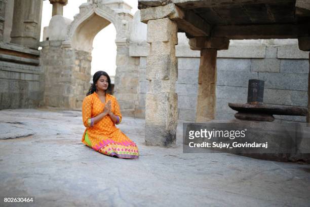 young lady be till den hinduiska guden - hindu god bildbanksfoton och bilder