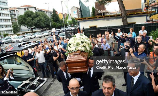 Paolo Limiti's coffin arrives at the the church of Santa Maria Goretti on June 28, 2017 in Milan, Italy. Paolo Limiti was born in Milan on May 8 was...