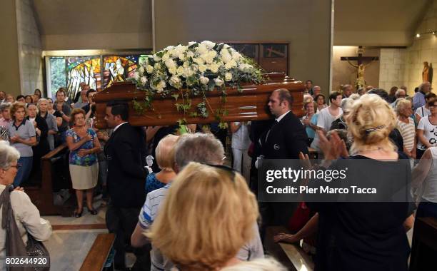 Paolo Limiti's coffin arrives at the the church of Santa Maria Goretti on June 28, 2017 in Milan, Italy. Paolo Limiti was born in Milan on May 8 was...