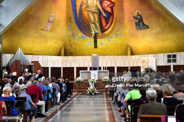 Paolo Limiti's coffin arrives at the the church of Santa Maria Goretti on June 28, 2017 in Milan, Italy. Paolo Limiti was born in Milan on May 8 was...