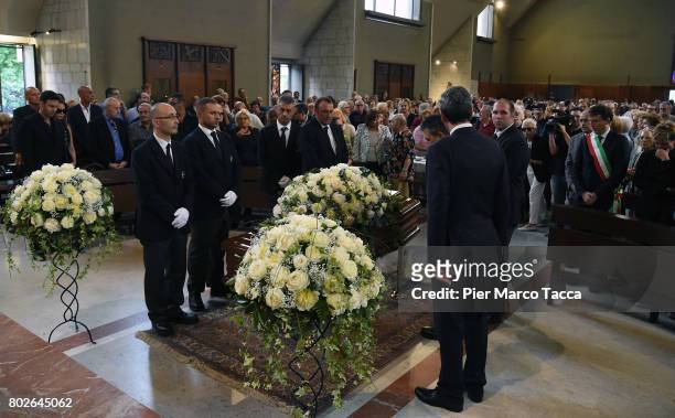 Paolo Limiti's coffin arrives at the the church of Santa Maria Goretti on June 28, 2017 in Milan, Italy. Paolo Limiti was born in Milan on May 8 was...